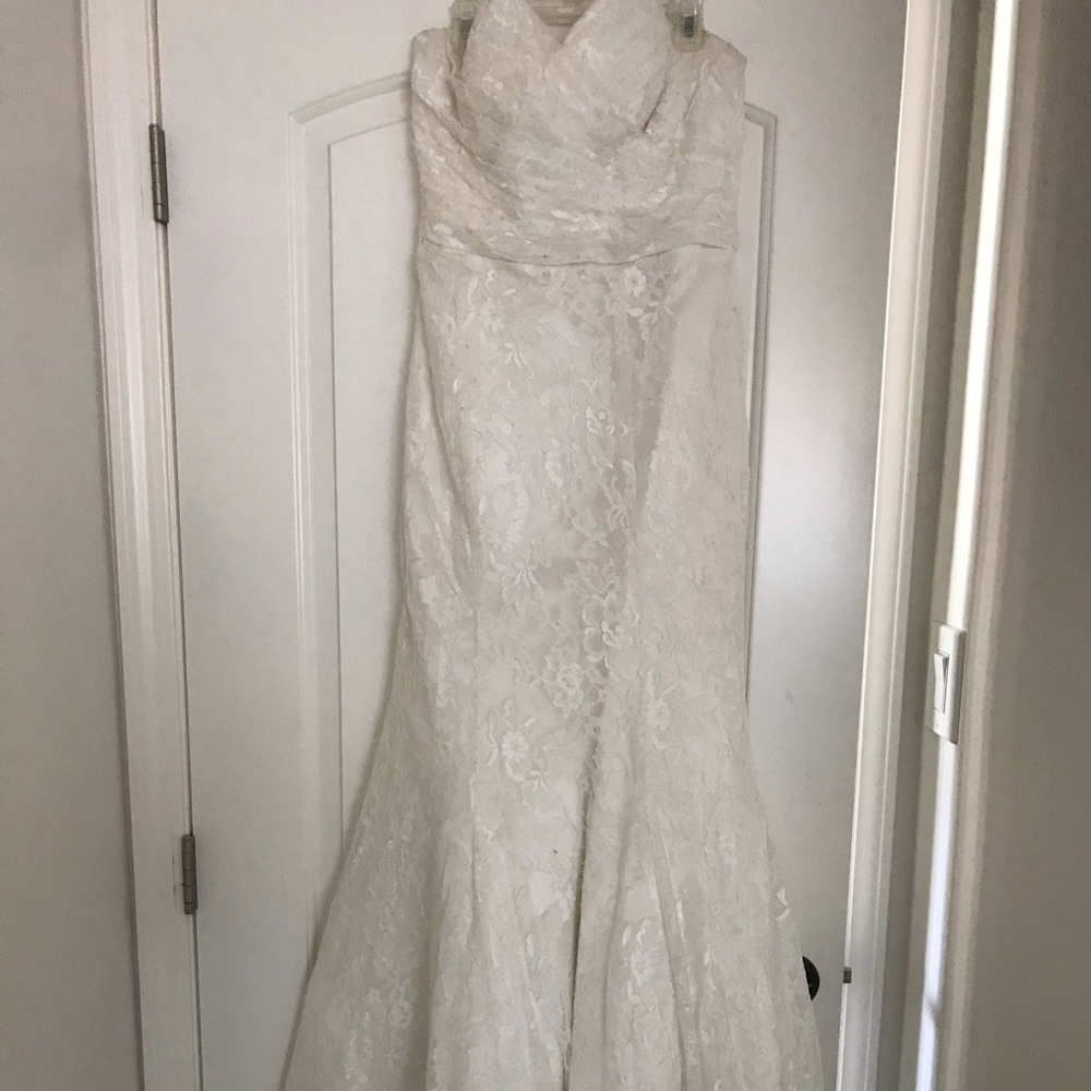 Bridal gown (Floor Sample)